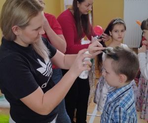 Mamy malują włosy dzieciom