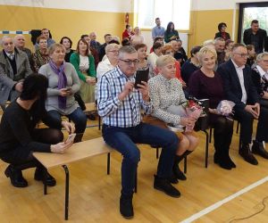 Zaproszeni goście oglądają występ przedszkolaków