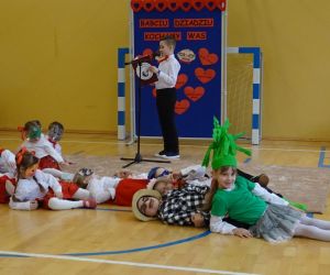 Inscenizacja wiersza J. Tuwima pt. ”Rzepka” w wykonaniu przedszkolaków