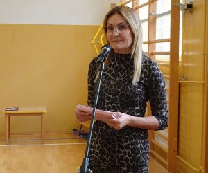 Wystąpienie Pani Dyrektor Bożeny Nowosad - złożenie życzeń z okazji Święta Babci i Dziadka.