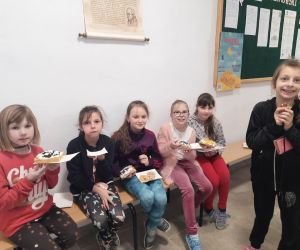 Uczennice z klasy drugiej jedzą gofry