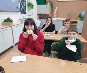 Uczniowie klasy ósmej jedzą gofry