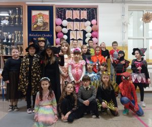 Uczestnicy balu karnawałowego w strojach