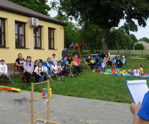 Rodzice kibicują swoim dzieciom