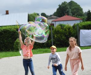 Dzieci puszczają ogromne bańki mydlane