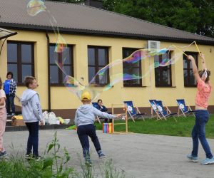 Dzieci puszczają ogromne bańki mydlane