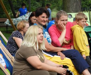 Dorośli siedzą na leżakach