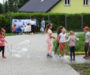 Dzieci puszczają ogromne bańki mydlane