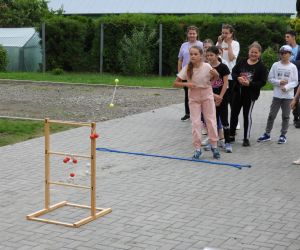 Dzieci stoją w rzędzie, grają w grę