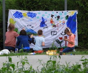 Dzieci malują na białym materiale