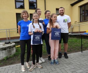 Uśmiechnięte dzieci pozują do zdjęcia, w rękach trzymają nagrody