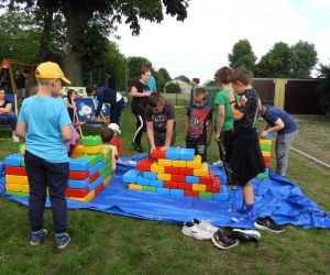 Grupa dzieci bawi się dużymi klockami