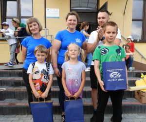 Uśmiechnięte dzieci pozują do zdjęcia, w rękach trzymają nagrody