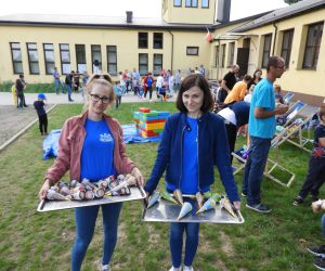 Dwie kobiety trzymają w dłoniach tace wypełnione lodami