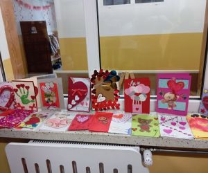 Wystawa kartek walentynkowych na szkolnym korytarzu