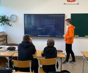 Uczeń przy tablicy multimedialnej