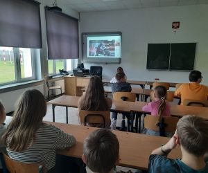Uczniowie oglądają prezentację o bezpieczeństwie w Internecie