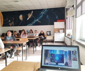 Uczniowie biorą udział w webinarze