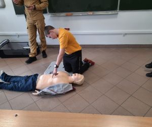 Uczeń lokalizuje klatkę piersiową na fantomie