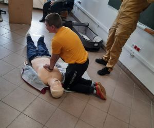 Uczeń wykonuje na fantomie masaż serca