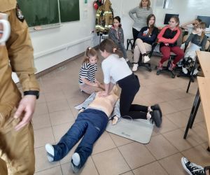Uczennice ćwiczą udzielanie pierwszej pomocy na fantomie