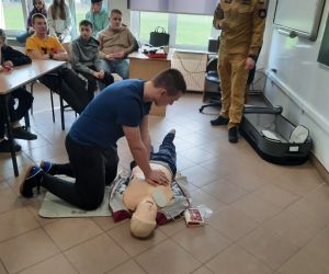 Uczeń wykonuje masaż serca 