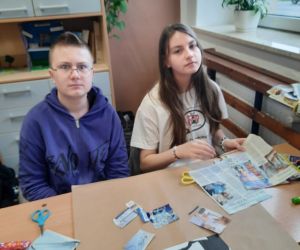 Uczeń i uczennica pracują nad projektem dotyczącym zawodów lekarza i pielęgniarki