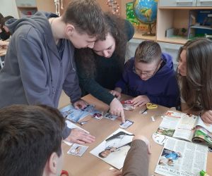 Nauczycielka, uczennica i trzech uczniów nad projektem dotyczącym lekarza i pielęgniarki