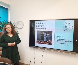 Nauczycielka przy tablicy multimedialnej podczas prezentacji wybranych zawodów