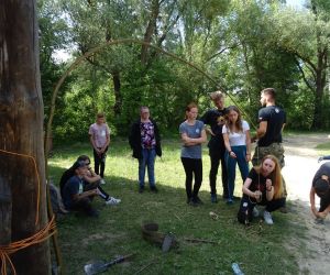 Dzieci znajdują się na świeżym powietrzu.