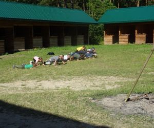Dzieci czołgają się na polanie.