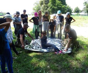 Dzieci znajdują się na świeżym powietrzu.