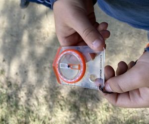 Na zdjęciu widac dłoń dziecka trzymającą kompas.