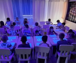 Dzieci uczestniczą w zajęciach plastycznych.