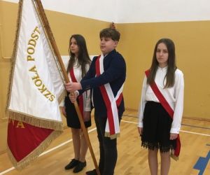 Poczet sztandarowy ze sztandarem szkoły