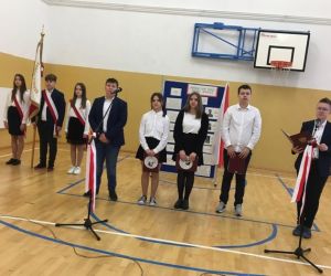 Uczniowie klasy VII stoją na tle dekoracji