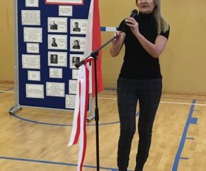 Pani dyrektor stoi przed mikrofonem