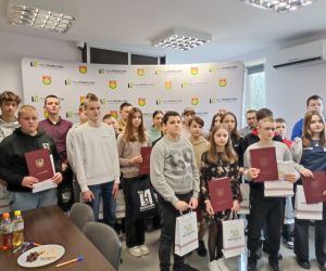 Wspólne zdjęcie organizatorzy i uczestnicy konkursu -grupa starsza