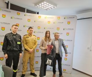 Vanessa Puchala odbiera nagrodę za zajęcie 1 miejsca.