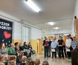 Nauczyciele i uczniowie oglądają część artystyczną