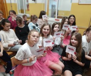 Uczennice z upominkami