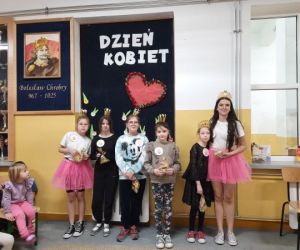 Uczennice, które otrzymały tytuły miss i super koleżanki