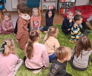 Dzieci bawią się w kole.