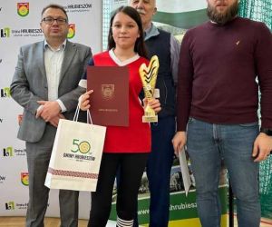 Emilia Hryniak odbiera puchar