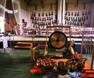 Zdjęcie przedstawia misy tybetańskie oraz gong, które znajdują się w stodole, gdzie odbywał sie koncert.