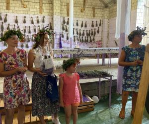 Zdjęcie przedstawia trzy dorosłe osoby oraz dziecko - zwyciężczynie konkursu na najładniejsze przebranie podczas koncertu.