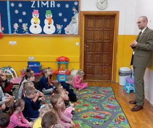 Pan leśnik opowiada dzieciom o lesie i swojej pracy