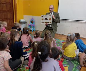 Dzieci słuchają opowieści o zwierzętach mieszkających w lesie