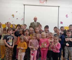 Wspólne zdjęcie dzieci z leśnikiem