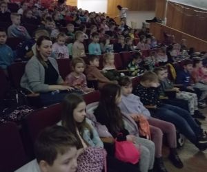 Uczniowie siedzą na widowni HDK